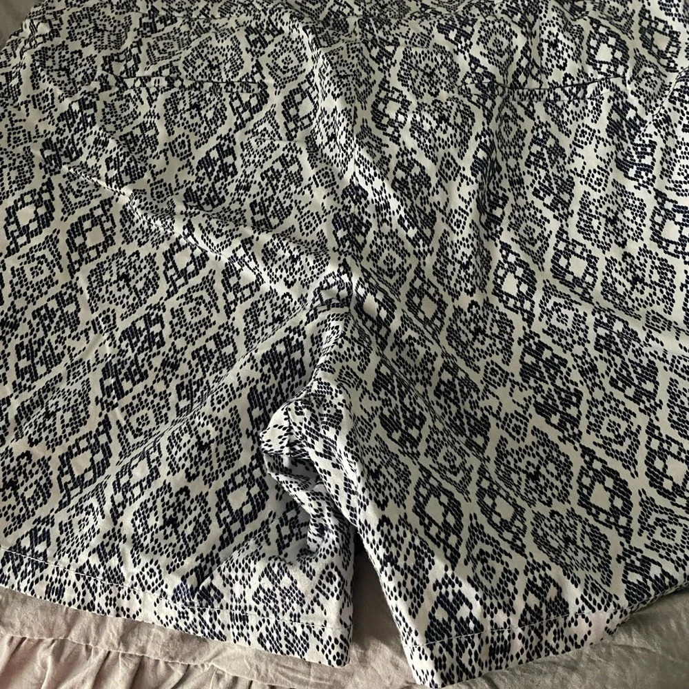 Cute summer casual navy and white plus size shorts - Picture 3 of 8